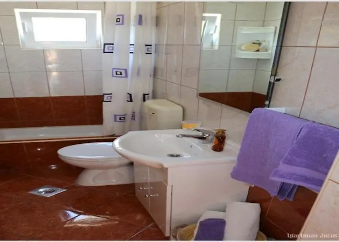 アパート Juras - With Balcony And Side Sea View Tea ロゴズニッツァ